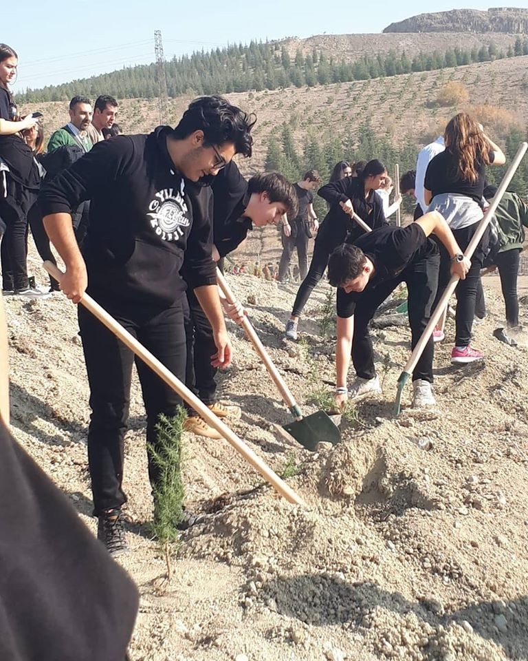 Ülkemizin Geleceğe nefes ol projesi kapsamında Anadolu ve Fen Lisesi öğrencilerimiz “DAHA YEŞİL BİR TÜRKİYE” için fidan dikiminde