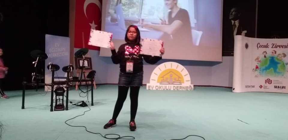 Yıldız Teknik Üniversitesi ve Ev Okulu Derneğinin düzenlediği “Evde Bilim” yarışmasında, ekoloji kategorisinde jüri birincilik derecesi ve sosyal medya birincilik derecesi