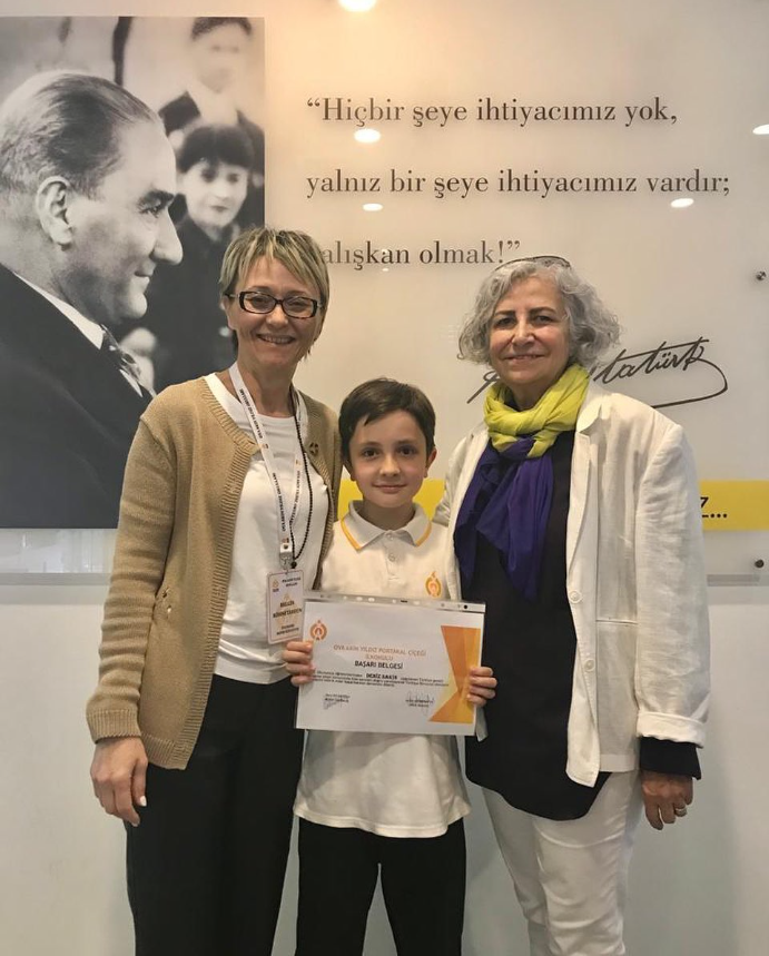 Oya Akın Yıldız Portakal &Ccedil;i&ccedil;eği 4. sınıf &ouml;ğrencimiz sevgili Deniz Sakin, T&uuml;rkiye geneli uygulanan Okulistik deneme sınavında t&uuml;m soruları doğru yanıtlayarak T&uuml;rkiye 1.si olmuştur.
