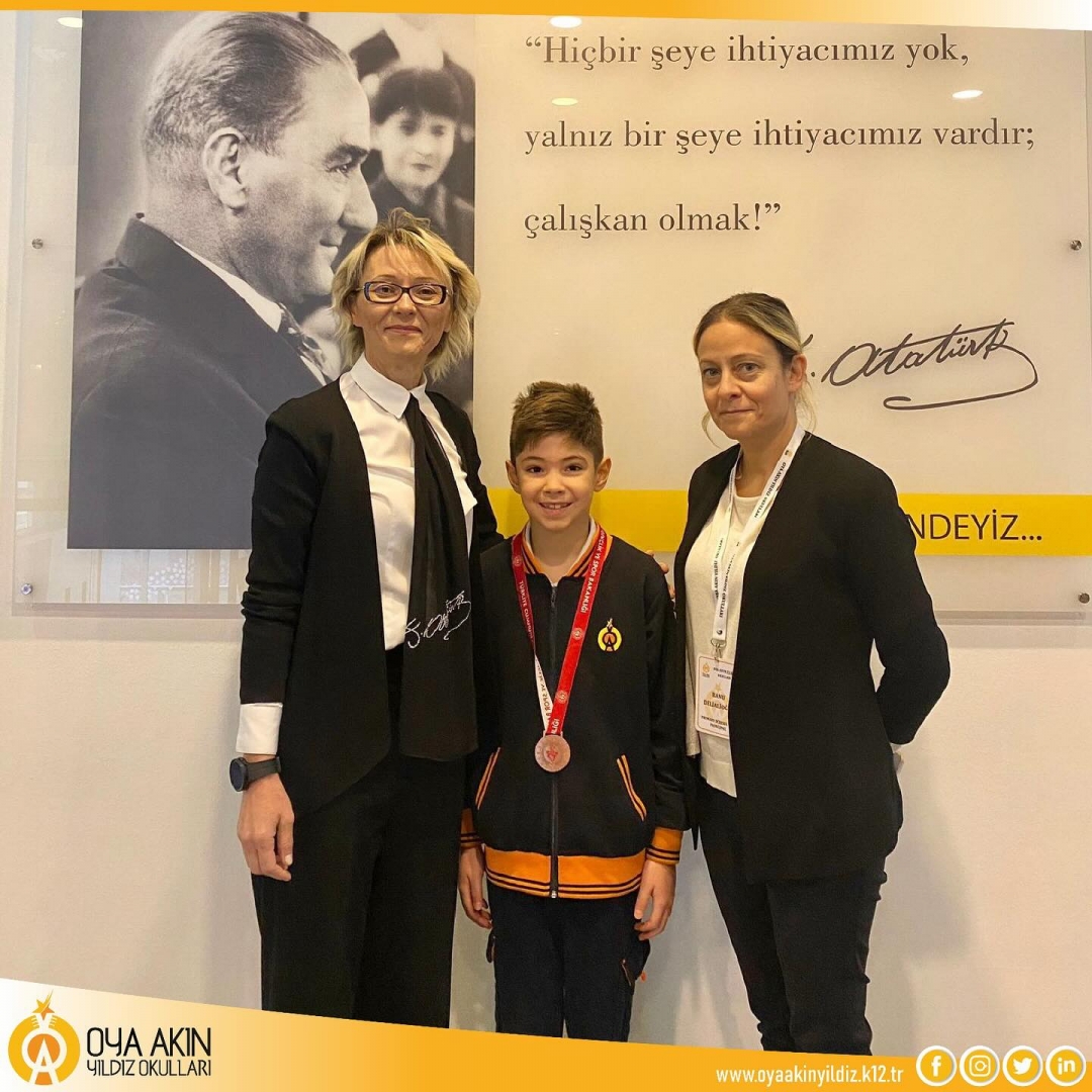 Oya Akın Yıldız Portakal &Ccedil;i&ccedil;eği İlkokulu 3. sınıf &ouml;ğrencimiz sevgili Mete &Ccedil;etin, 29 Ekim Cumhuriyet Bayramı Y&uuml;zme Yarışları kapsamında 50 metre sırt&uuml;st&uuml; yarışında 1. olmuştur.
