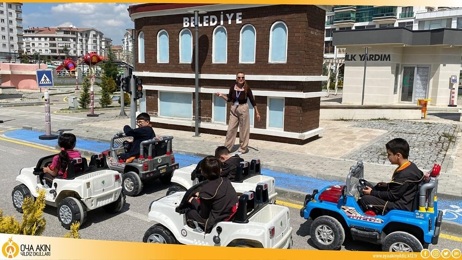 Oya Akın Yıldız Poratakal &Ccedil;i&ccedil;eği İlkokulu 2. sınıf &ouml;ğrenci ve &ouml;ğretmenlerimizle birlikte, Mamak &Ccedil;ocuk Trafik Eğitim Parkına gittik. Minik s&uuml;r&uuml;c&uuml;lerimiz trafik kurallarını uygulayarak &ouml;ğrendiler. Bu g&uuml;zel etkinlikte bizimle olan Mam