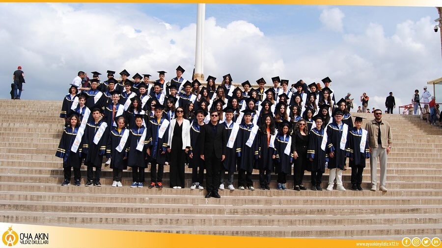 8.sınıf &ouml;ğrencilerimiz, geleceğe emin adımlarla ilerlerken Ata&rsquo;mızın huzurunda saygı ve minnetle eğildiler.