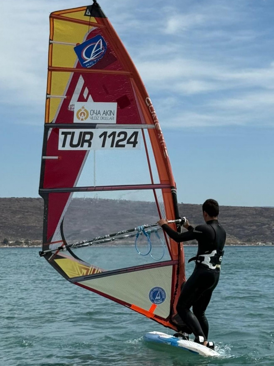 Anadolu Lisesi 9.sınıf &ouml;ğrencimiz Kuzey Akarsel T&uuml;rkiye Yelken Federasyonu RS1-2 ve 3 sertifikalarını tamamlayarak 2025-2026 ulusal-uluslararası yarışmalara katılıma hak kazanmıştır. Yıldızımızı kutluyor, başarılarının devamını d